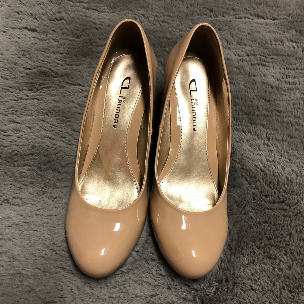 CL by Laundry nude close toed wedges